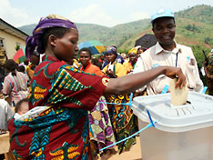 Election Burundi, a woman voting