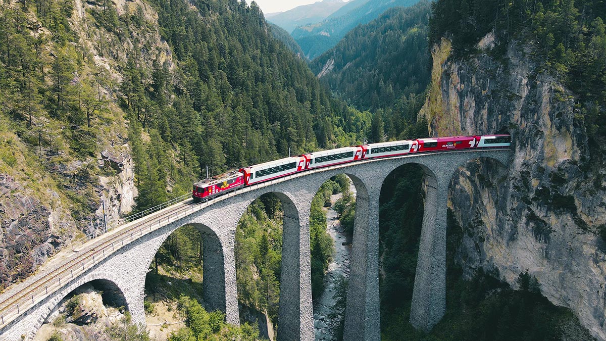 Glacier Express train of the Rhaetian Railway on the Landwasser Viaduct.