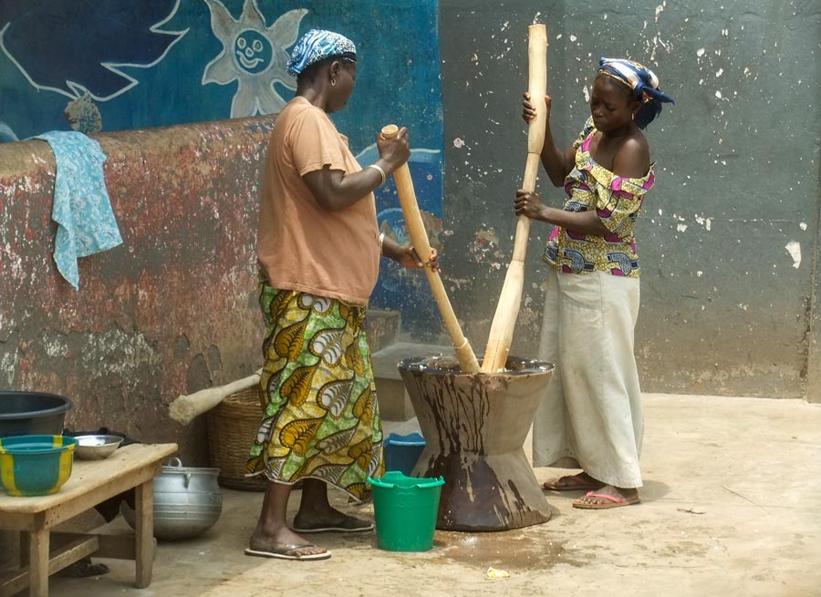 Two Togolese women preparing the Fufu