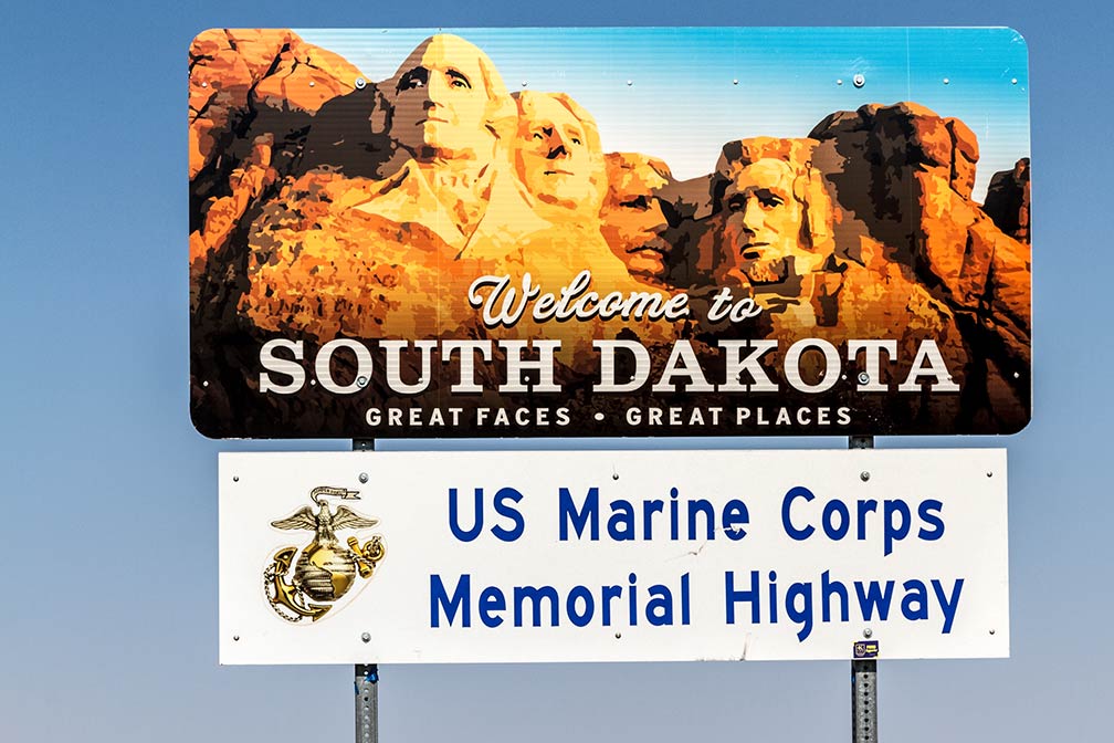 Welcome to South Dakota Sign with image of the Mount Rushmore National Memorial